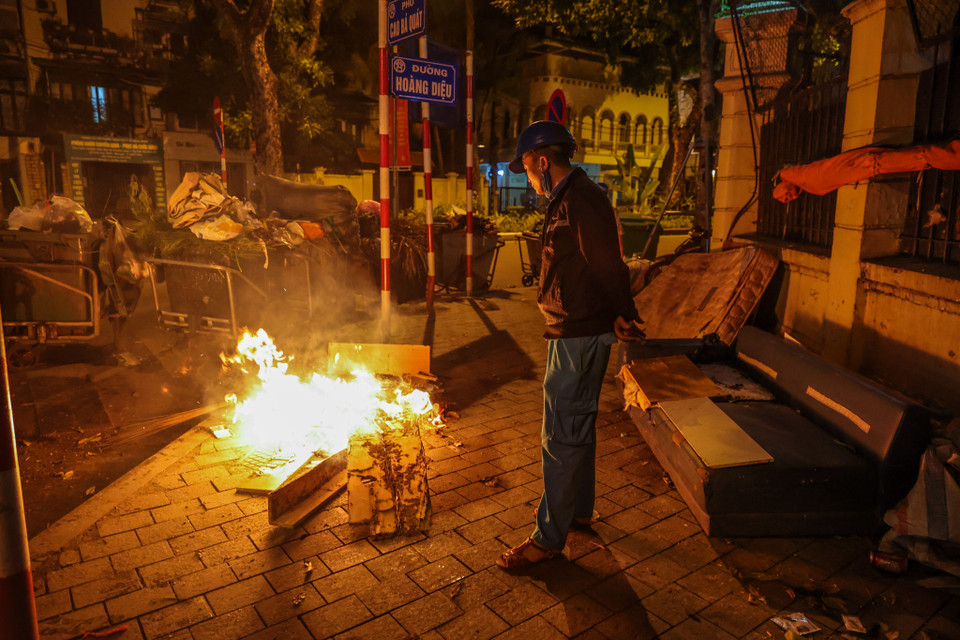 Trời rét đậm ảnh hưởng không nhỏ đến những người lao động Thủ đô trong đêm. (Ảnh: Minh Sơn/Vietnam+)