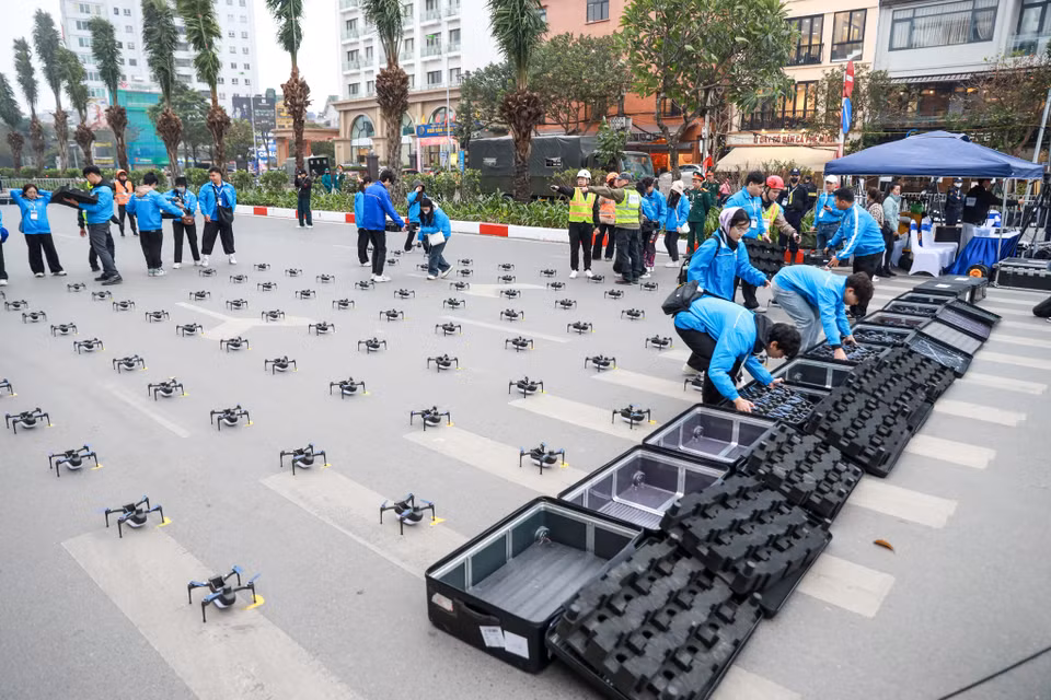 Tối ngày 7/2 (tức 28 Âm lịch) đã diễn ra buổi bay tổng duyệt chương trình "Lễ hội ánh sáng nghệ thuật Hà Nội - Rực rỡ Thăng Long" với tiêu điểm là màn trình diễn ánh sáng của hàng ngàn thiết bị bay không người lái. (Ảnh: Minh Sơn/Vietnam+)