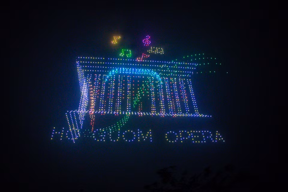 Chương trình trình diễn nghệ thuật sắp đặt trên bầu trời bằng thiết bị bay không người lái gồm 11 tác phẩm là những câu chuyện kể về Hà Nội qua sự kết hợp của ánh sáng và âm nhạc. Sự tương tác này sẽ kết nối một cách trọn vẹn cảm xúc người xem qua màn kết pháo hoa rực rỡ tại hồ Tây, để giao thừa sẽ trở thành sự kiện văn hóa tâm điểm của Thủ đô năm 2024. (Ảnh: Minh Sơn/Vietnam+)