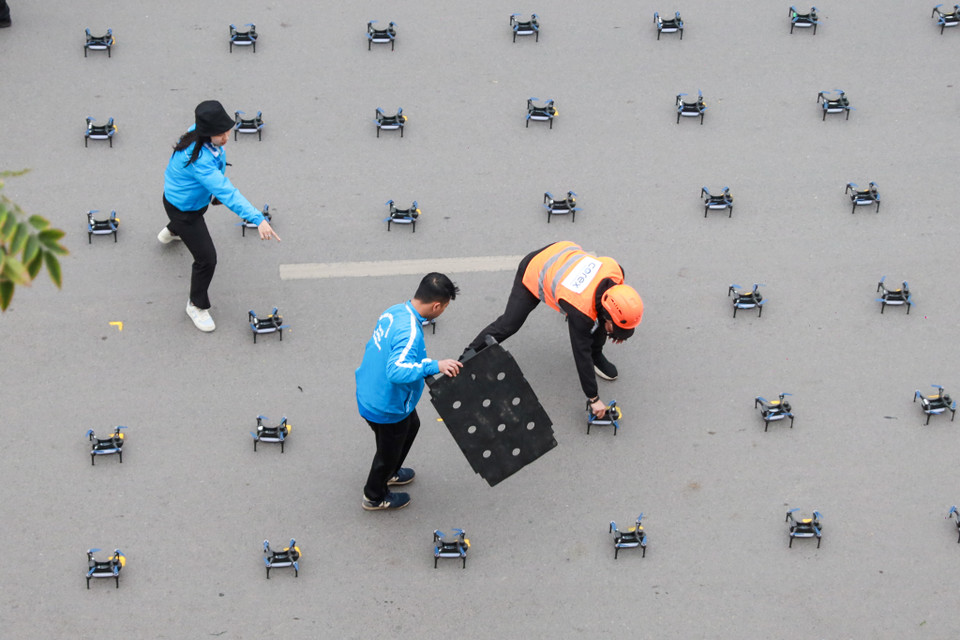 Toàn bộ drone chiếu sáng được đánh dấu vị trí và lập trình qua máy tính từ những hình ảnh sắp xếp hay đường bay, quỹ đạo bay. (Ảnh: Minh Sơn/Vietnam+)