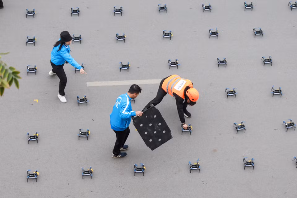 Toàn bộ drone chiếu sáng được đánh dấu vị trí và lập trình qua máy tính từ những hình ảnh sắp xếp hay đường bay, quỹ đạo bay. (Ảnh: Minh Sơn/Vietnam+)