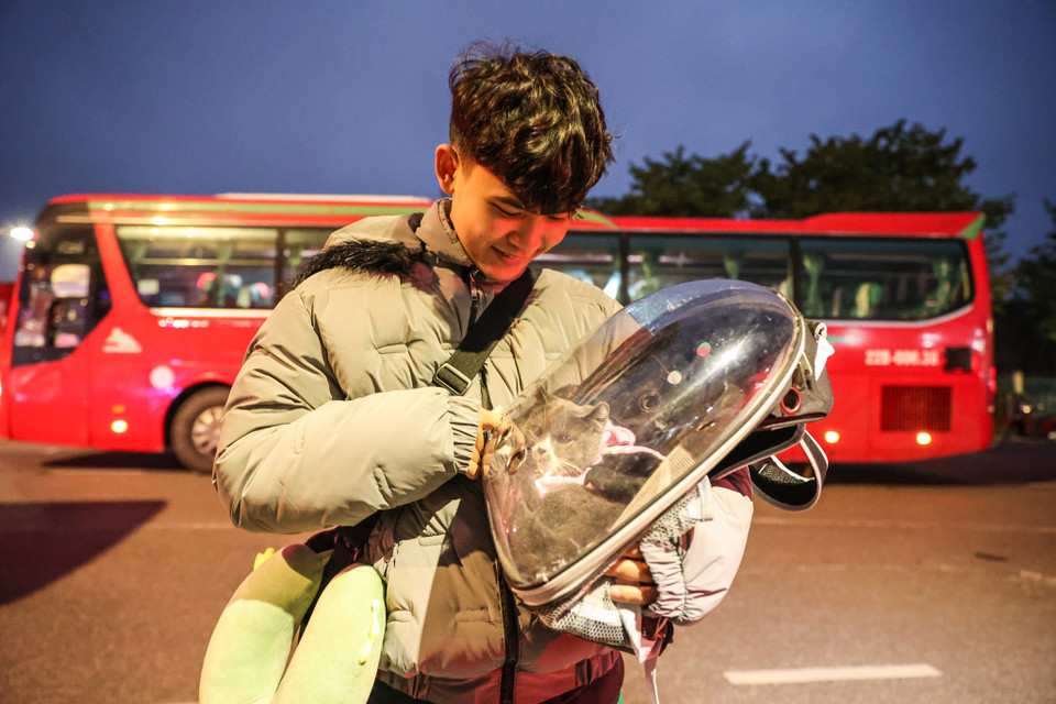 Vương Tiến Hưng (Nghệ An) có mặt từ 5 giờ sáng chia sẻ, đây là năm đầu tiên anh được đi chuyến xe miễn phí về quê ăn Tết cùng gia đình. Anh Hưng cảm thấy rất vui vì không phải chen chúc mua vé xe bên ngoài với giá lên tới 4-500 nghìn đồng/chiều. (Ảnh: Minh Sơn/Vietnam+)