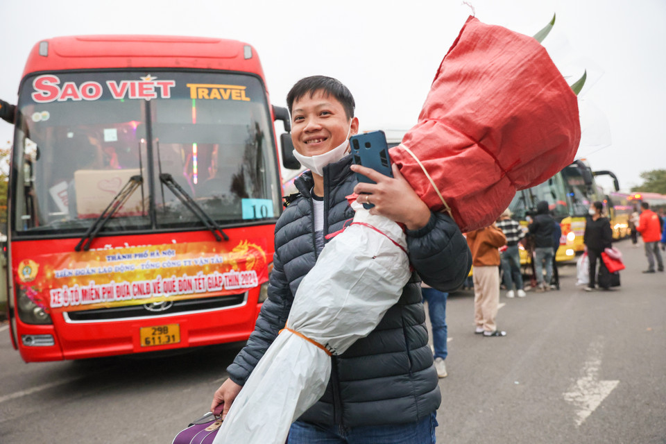 Dịp Tết nguyên đán Giáp Thìn năm nay, Liên đoàn lao động thành phố đã chi hỗ trợ 44 nghìn lượt người lao động khó khăn, với tổng số tiền trên 31 tỷ đồng. (Ảnh: Minh Sơn/Vietnam+)