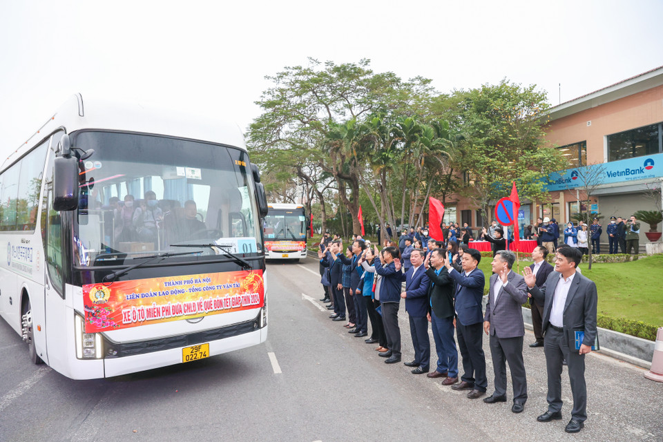 7 giờ sáng, những chuyến xe nghĩa tình của tổ chức công đoàn bắt đầu chuyển bánh, thực hiện sứ mệnh đưa công nhân lao động trở về sum họp đón Tết với quê hương, gia đình. (Ảnh: Minh Sơn/Vietnam+)