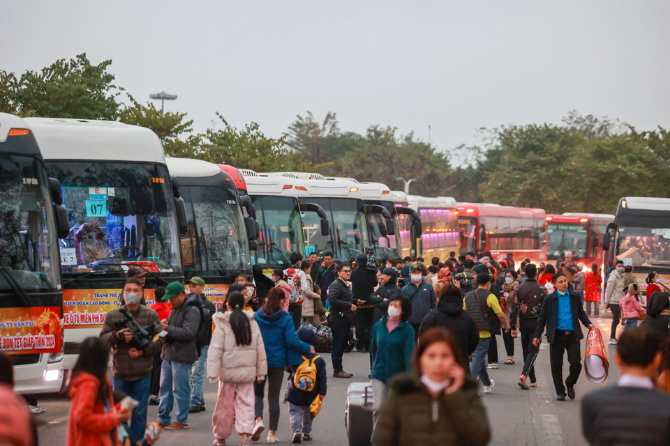 Đại diện Liên đoàn lao động thành phố Hà Nội chia sẻ, chương trình được tổ chức nhằm chăm lo, hỗ trợ thiết thực đời sống vật chất, tinh thần cho đoàn viên, người lao động với phương châm không để đoàn viên, người lao động nào không có Tết. (Ảnh: Minh Sơn/Vietnam+)
