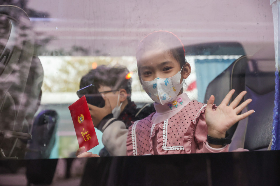 Khi những chuyến xe miễn phí lăn bánh cũng là lúc Tết và gia đình đã đến thật gần với các công nhân. (Ảnh: Minh Sơn/Vietnam+)