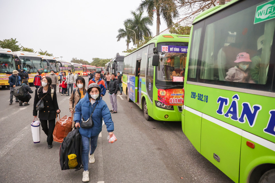 Liên đoàn lao động thành phố Hà Nội cũng đã hỗ trợ 4.395 vé xe bằng tiền cho công nhân lao động với tổng số tiền 1,67 tỷ đồng; hỗ trợ phương tiện đưa 1200 công nhân lao động thuộc Công đoàn các Khu công nghiệp, Khu chế xuất về quê đón Tết cùng gia đình; với các điểm đến là Thanh Hóa, Nghệ An, Hà Tĩnh và một số tỉnh phía Bắc. (Ảnh: Minh Sơn/Vietnam+)