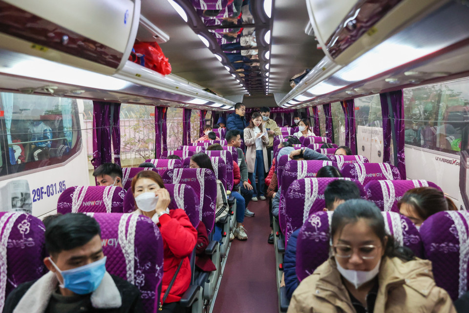 Các chuyến xe đưa công nhân lao động có hoàn cảnh khó khăn về quê đón Tết đã được Liên đoàn lao động thành phố Hà Nội tổ chức thường niên trong nhiều năm nay, thể hiện sự quan tâm, chăm lo thiết thực của tổ chức Công đoàn với đoàn viên, người lao động trong mỗi dịp Tết đến, xuân về. (Ảnh: Minh Sơn/Vietnam+)