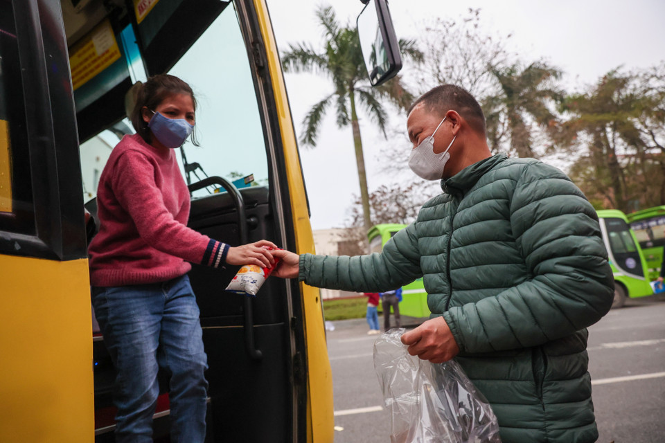 Hàng chục chuyến xe ấm áp nghĩa tình của tổ chức Công đoàn Thủ đô sẵn sàng khởi hành, đưa 1.200 công nhân lao động đang làm việc trong các khu công nghiệp và chế xuất Hà Nội về quê sum họp, vui Tết đoàn viên bên gia đình. (Ảnh: Minh Sơn/Vietnam+)