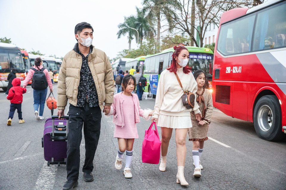 Liên đoàn Lao động thành phố Hà Nội hỗ trợ vé bằng tiền cho 5.000 đoàn viên, người lao động có hoàn cảnh khó khăn với các mức: 500 nghìn đồng/người cho 2.000 công nhân lao động quê Nghệ An, Hà Tĩnh; 300 ngàn đồng/người cho 3.000 công nhân lao động quê Thanh Hóa; Hà Giang, Điện Biên, Lai Châu, Sơn La, Cao Bằng, Lào Cai, Bắc Cạn, Tuyên Quang, Yên Bái, Lạng Sơn… (Ảnh: Minh Sơn/Vietnam+)