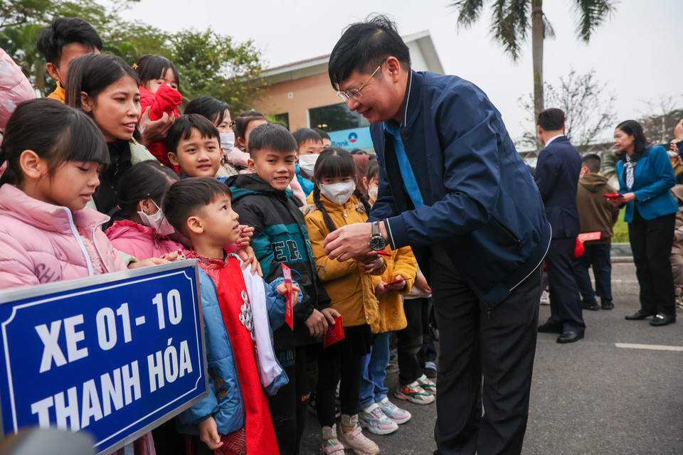 Các lãnh đạo Tổng Liên đoàn lao động Việt Nam, thành phố Hà Nội và Công đoàn Thủ đô tặng lì xì cho con em các công nhân. (Ảnh: Minh Sơn/Vietnam+)