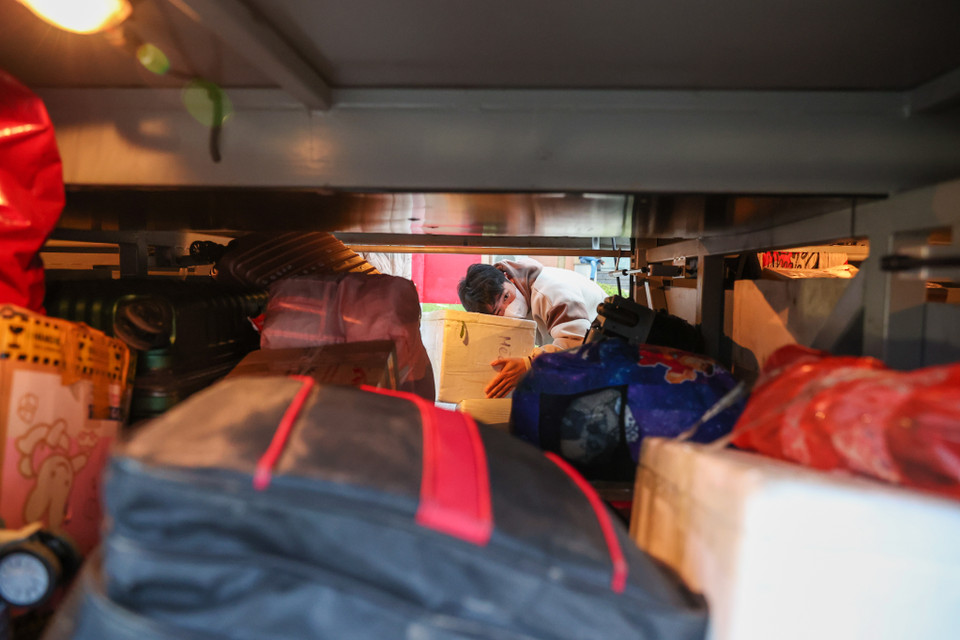 Toàn bộ chi phí đi lại của các công nhân sẽ được Liên đoàn Lao động thành phố Hà Nội hỗ trợ miễn phí. (Ảnh: Minh Sơn/Vietnam+)