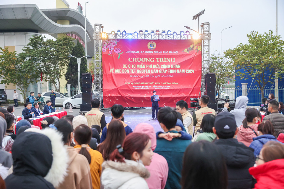 Rạng sáng 7/2 tại Khu công nghiệp Thăng Long (Đông Anh, Hà Nội), 25 chuyến xe ôtô miễn phí đã sẵn sàng đưa công nhân lao động về quê đón Tết Nguyên đán Giáp Thìn 2024. (Ảnh: Minh Sơn/Vietnam+)