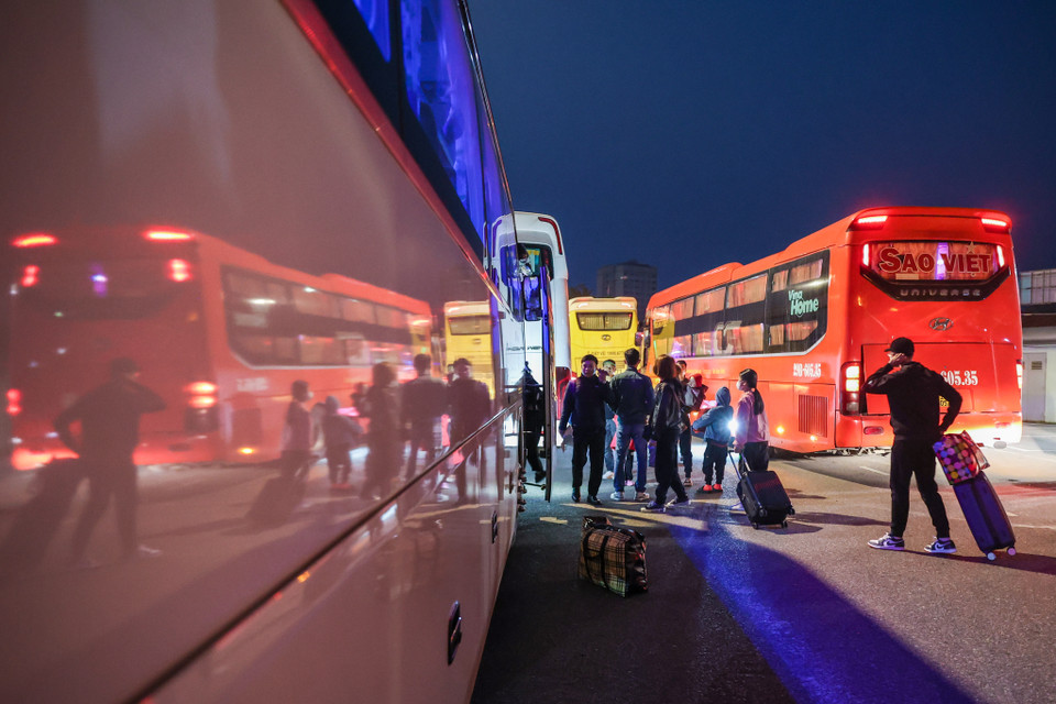 Đây là năm thứ 16 Liên đoàn Lao động thành phố Hà Nội tổ chức chương trình nhằm chăm lo nâng cao đời sống vật chất, tinh thần cho công nhân lao động về quê đón Tết. (Ảnh: Minh Sơn/Vietnam+)