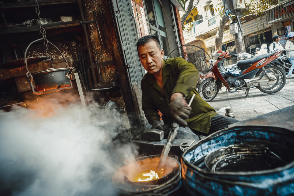Ông Hùng ngậm ngùi nói, ông không truyền nghề cho con cái mình và cũng có thể, khi ông không còn sức lực làm việc nữa, nghề thợ rèn trên con phố này cũng chính thức biến mất. (Ảnh: Minh Sơn/Vietnam+)