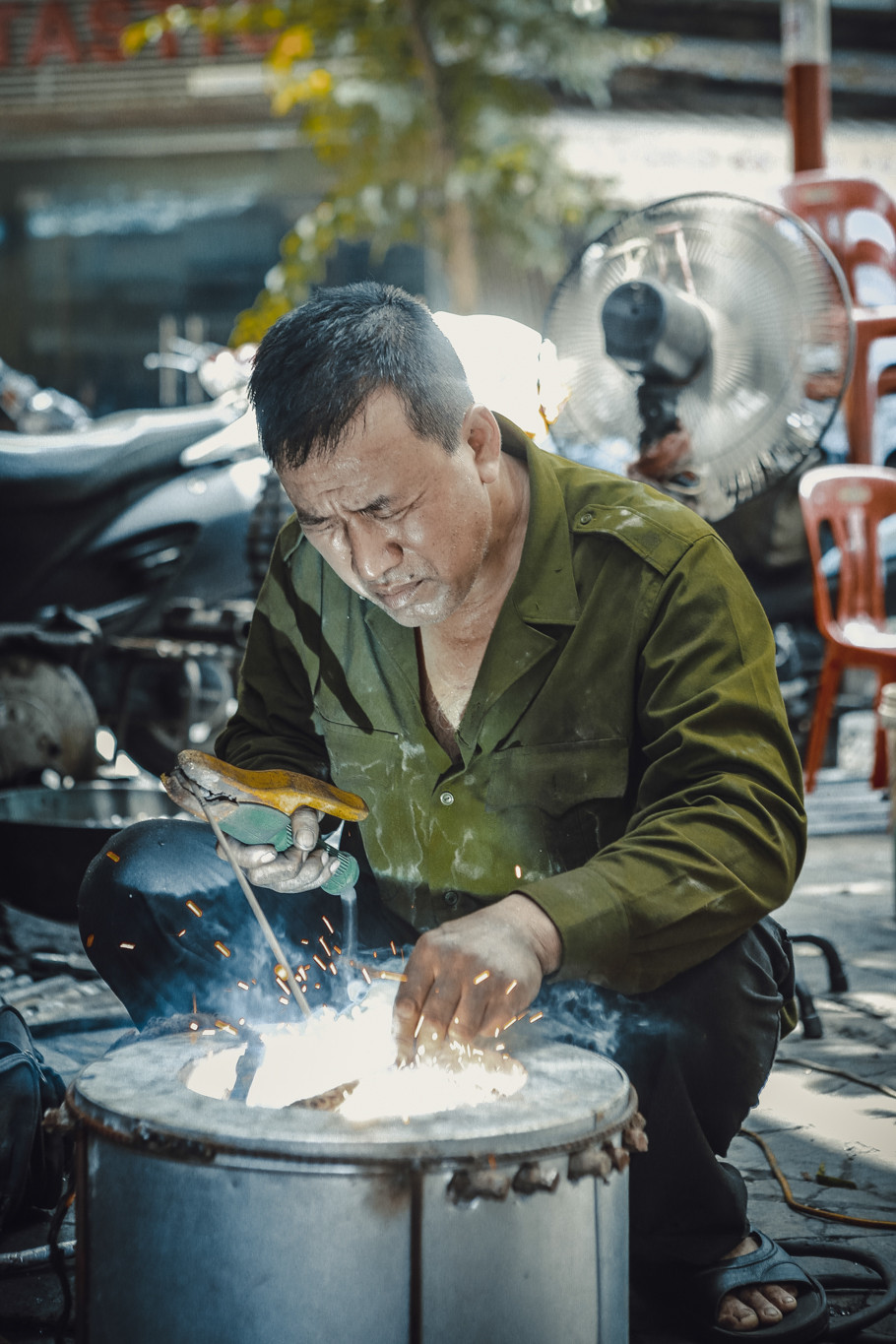 Khi đến phố nhỏ giữa lòng Hà Nội, tìm hỏi Hùng Lò Rèn là cả phố đều chỉ tận nơi vì đây là một người thợ rèn hết sức đặc biệt. (Ảnh: Minh Sơn/Vietnam+)