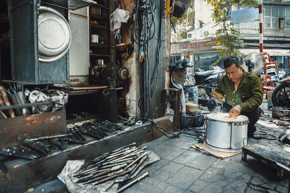 Về sau người làng Canh di cư lên Hà Nội, mở lò rèn làm nên phố Lò Rèn. Trước đó con phố này có tên là Hàng Bừa. (Ảnh: Minh Sơn/Vietnam+)