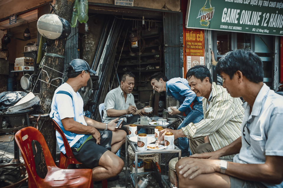 Ông Hùng được mọi người yêu quý bởi sự vui tính pha lẫn với những câu chuyện triết lý sâu sắc về cuộc đời. (Ảnh: Minh Sơn/Vietnam+)
