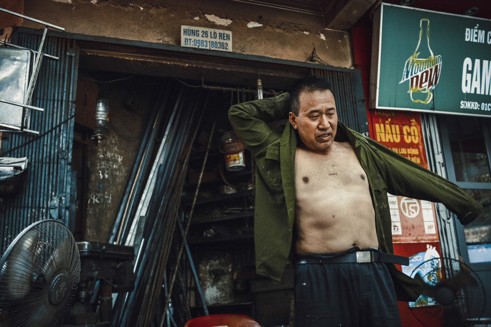 Công việc của ông vất vả, nhưng lại đang làm đẹp cho Thủ đô, cho từng phố cổ. Lò rèn đỏ lửa của ông Hùng đang góp phần thổi hồn để Hà Nội giữ được nét đẹp cổ kính. (Ảnh: Minh Sơn/Vietnam+)