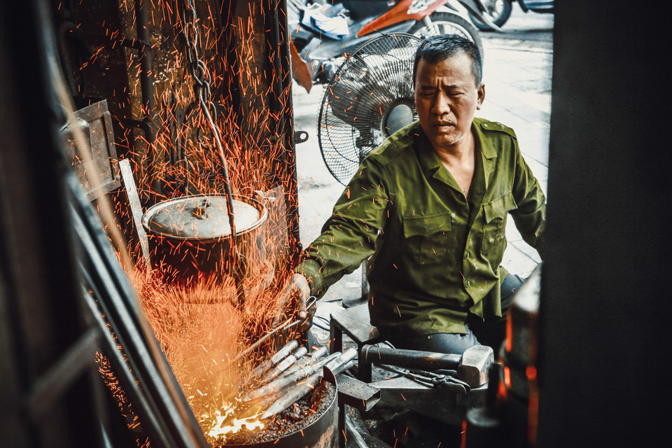 Lò rèn của ông Hùng là nơi cuối cùng trên cả con phố cổ làm ra những chiếc búa, dao, kéo bên bếp lò than rừng rực. (Ảnh: Minh Sơn/Vietnam+)