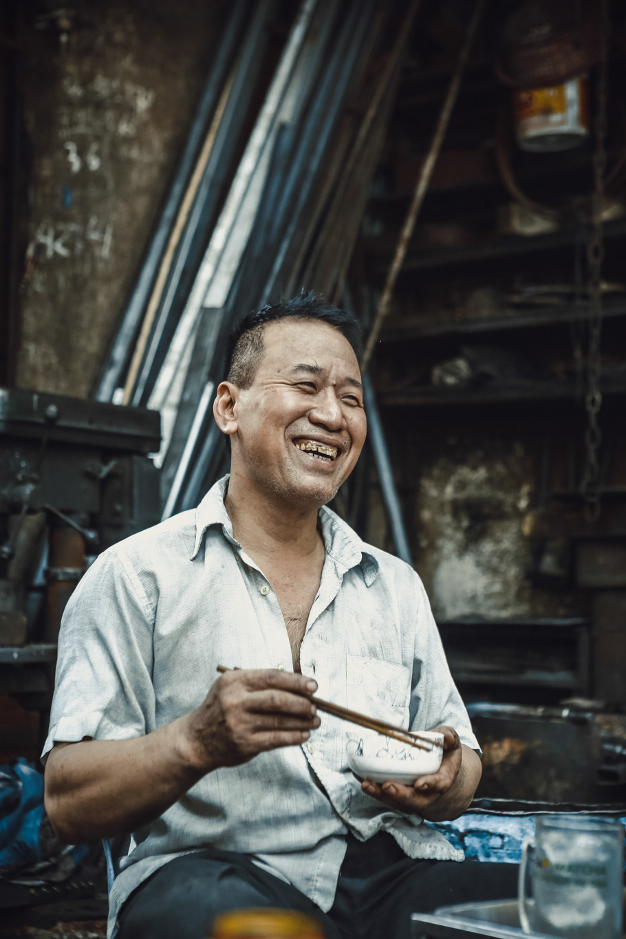 Khi nghỉ ngơi, ông Hùng mới lộ rõ tính cách thật sự hài hước, vui vẻ của mình khác hẳn so với khi làm việc. (Ảnh: Minh Sơn/Vietnam+)