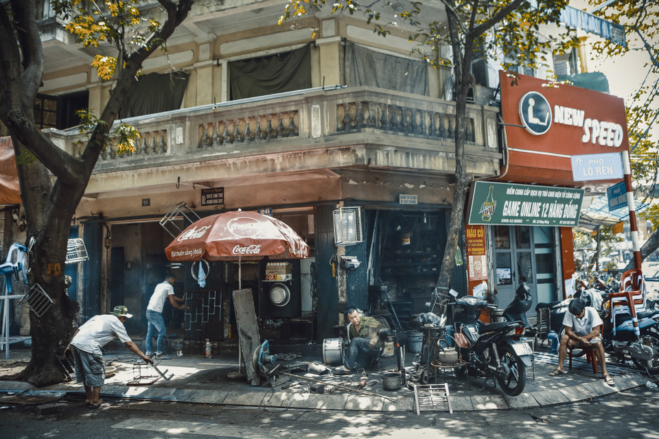 Nơi làm việc của ông Hùng bây giờ gói gọn trong không gian hình tam giác rộng khoảng 4m2 được ngăn ra từ căn nhà mặt phố đồ sộ của gia đình. (Ảnh: Minh Sơn/Vietnam+)