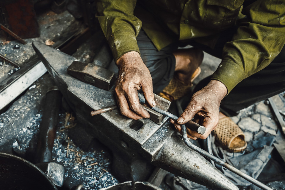 Công việc luôn khiến ông bận rộn. ‘Tôi xem công việc của mình như một thú vui nên thấy rất thoải mái’, ông cười. (Ảnh: Minh Sơn/Vietnam+)