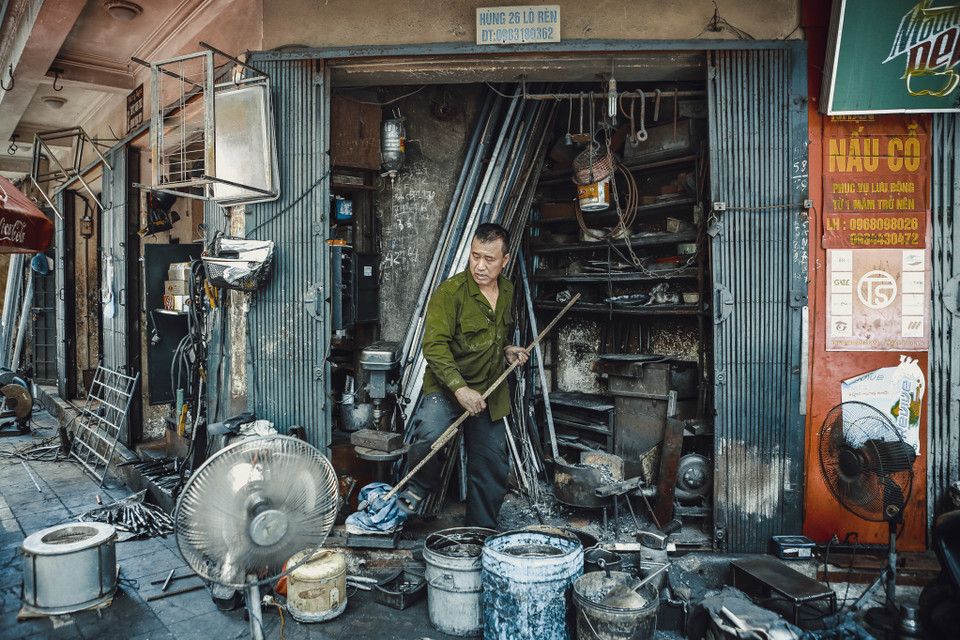 Ông Nguyễn Phương Hùng 55 tuổi, là người cuối cùng làm nghề rèn ở phố cổ Lò Rèn (Hà Nội). Gia đình 3 đời theo nghề này, nhưng hiện chỉ có ông Hùng nối nghiệp. (Ảnh: Minh Sơn/Vietnam+)