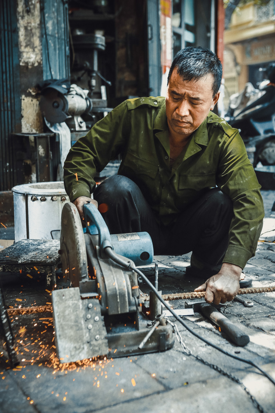 Các cụ nhà ông Hùng vẫn truyền, trước đây người dân làng Canh (huyện Từ Liêm) có nghề đặt bễ rèn những đồ dân dụng bằng sắt. Họ gánh bễ đi khắp nơi rèn thuê nông cụ, đồ dùng gia đình cùng những vũ khí nhỏ. (Ảnh: Minh Sơn/Vietnam+)