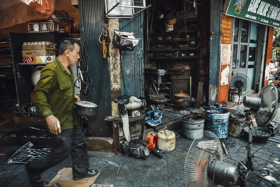 Ông làm việc tỉ mỉ, khéo léo và động tác rất đỗi thanh thoát như một người nghệ sỹ thực thụ đang trình diễn trên sân khấu của riêng mình. (Ảnh: Minh Sơn/Vietnam+)h