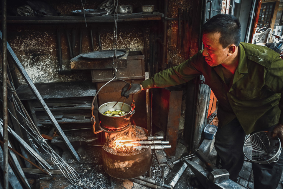 Chiếc lò rèn gắn bó với ông hàng chục năm trời từ lúc làm việc đến lúc nấu ăn. (Ảnh: Minh Sơn/Vietnam+)