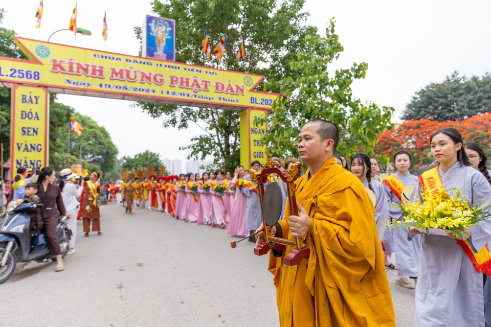 Thể theo nguyện vọng của toàn thể nhân dân trong khu dân cư Bằng Liệt, đoàn rước Phật của chư Tăng Phật tử chùa Bằng đã diễu hành qua các tổ dân phố để người dân có thể chiêm bái. (Ảnh: Minh Sơn/Vietnam+)