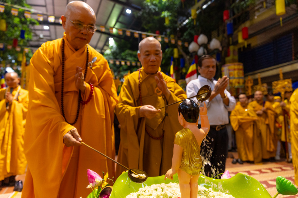 Nghi thức tắm Phật cũng là nghi lễ linh thiêng nhất trong Đại lễ Phật Đản. Tắm Phật là để niệm ân Đức Phật, cúng dàng chư Phật trong ba đời, đồng thời gột rửa ba nghiệp thân - khẩu - ý của mỗi người. (Ảnh: Minh Sơn/Vietnam+)