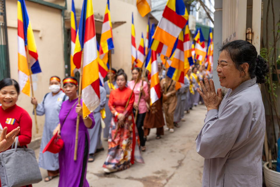 Đoàn làm lễ rước Phật quanh khu dân cư Bằng Liệt với mong muốn đưa hình ảnh Đạo Phật tới gần hơn với người dân, để người người nhà nhà bày tỏ lòng thành kính với Đức Phật. (Ảnh: Minh Sơn/Vietnam+)