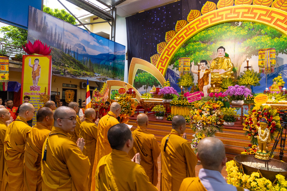 Hàng năm cứ mỗi độ tháng 4 Âm lịch, những người hướng về đạo Phật tại khu vực làng Bằng đều cảm thấy hân hoan háo hức khi chờ đón mừng ngày Phật đản. (Ảnh: Minh Sơn/Vietnam+)