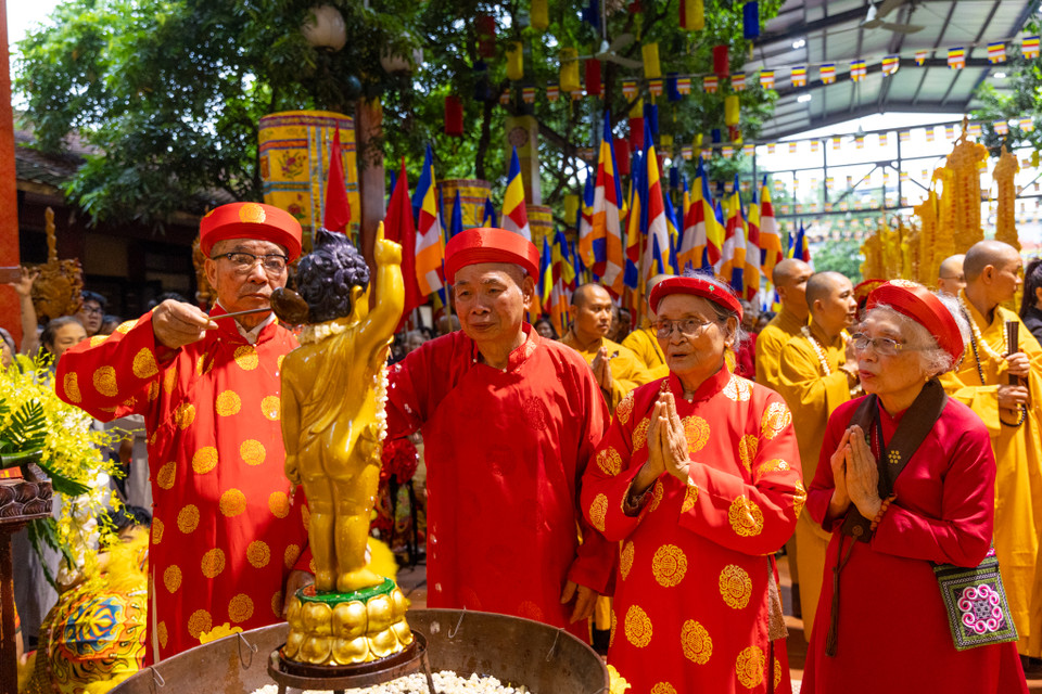 Lễ Phật đản từ lâu đã trở thành ngày lễ hội lớn của tăng ni, phật tử, được Giáo hội Phật giáo Việt Nam tổ chức trang trọng, nhằm lan tỏa giá trị văn hóa, tinh thần hòa bình của Phật giáo. (Ảnh: Minh Sơn/Vietnam+)