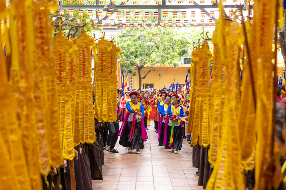 Ngay từ đầu giờ chiều ngày 19/5, nàng nghìn tăng ni, Phật tử và người dân đổ về chùa Bằng để mừng ngày Phật đản. (Ảnh: Minh Sơn/Vietnam+)
