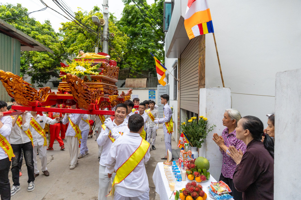 Đoàn diễu hành đi đến đâu, người dân và phật tử hai bên đường cung kính, chào đón. (Ảnh: Minh Sơn/Vietnam+)
