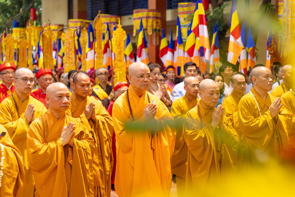 Ngôi chùa Bằng từ đầu tháng 4 Âm lịch đến nay lúc nào đông nghịt du khách, Phật tử ra vào thắp hương mừng ngày Phật đản. (Ảnh: Minh Sơn/Vietnam+)