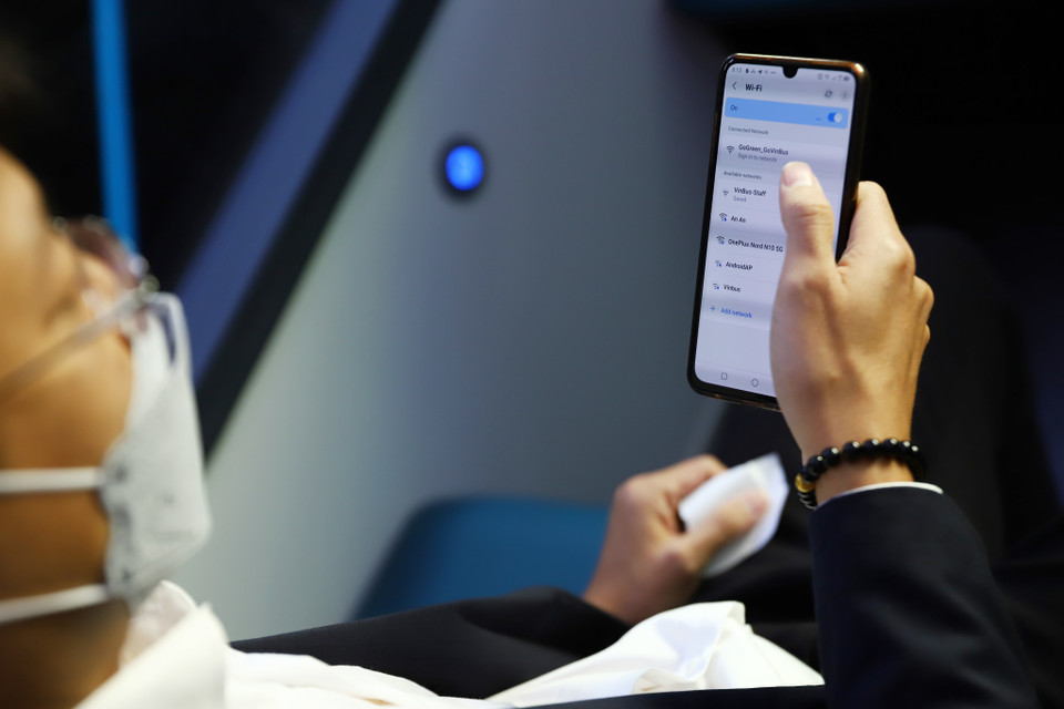 Trên xe cũng có hệ thống wifi, người sử dụng dễ dàng kết nối để sử dụng. (Ảnh: Hoài Nam/Vietnam+)