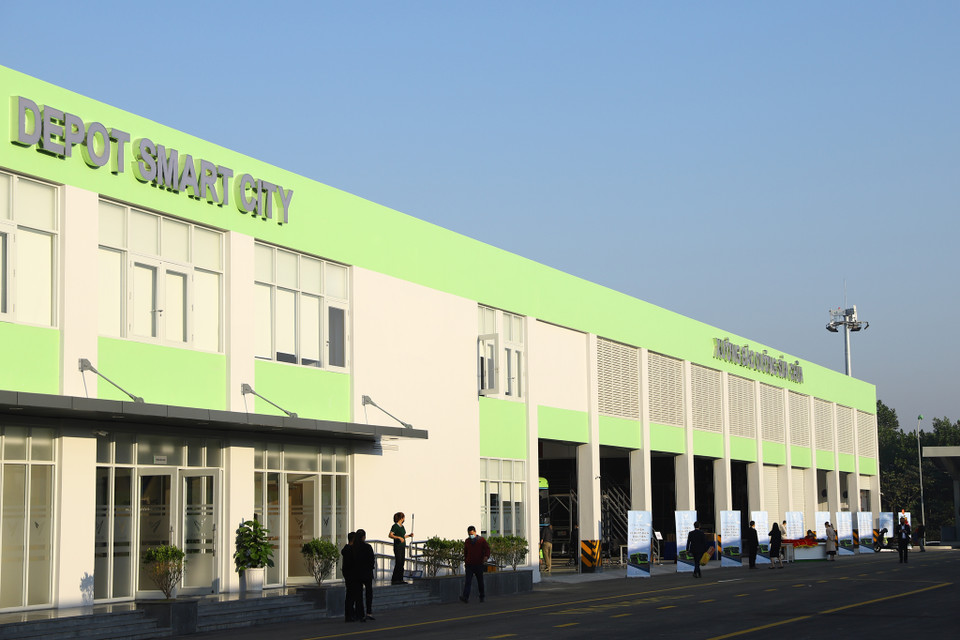 Ngày 02/12, Công ty Trách nhiệm Hữu hạn Dịch vụ vận tải Sinh thái VinBus chính thức đưa vào hoạt dộng tuyến xe buýt điện đầu tiên tại Việt Nam kết nối với hệ thống vận tải hành khách công cộng Hà Nội. (Ảnh: Hoài Nam/Vietnam+)