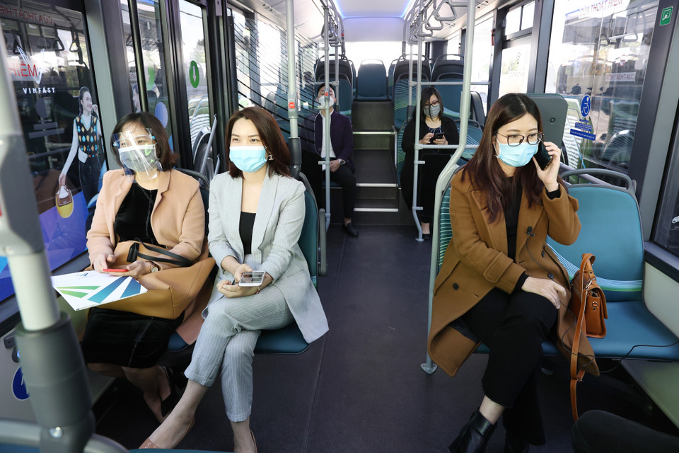 Người dân lần đầu trải nghiệm trên tuyến buýt điện từ điểm Depot Smart City đặt tại khu đô thị Vinhomes Smart City. (Ảnh: Hoài Nam/Vietnam+)