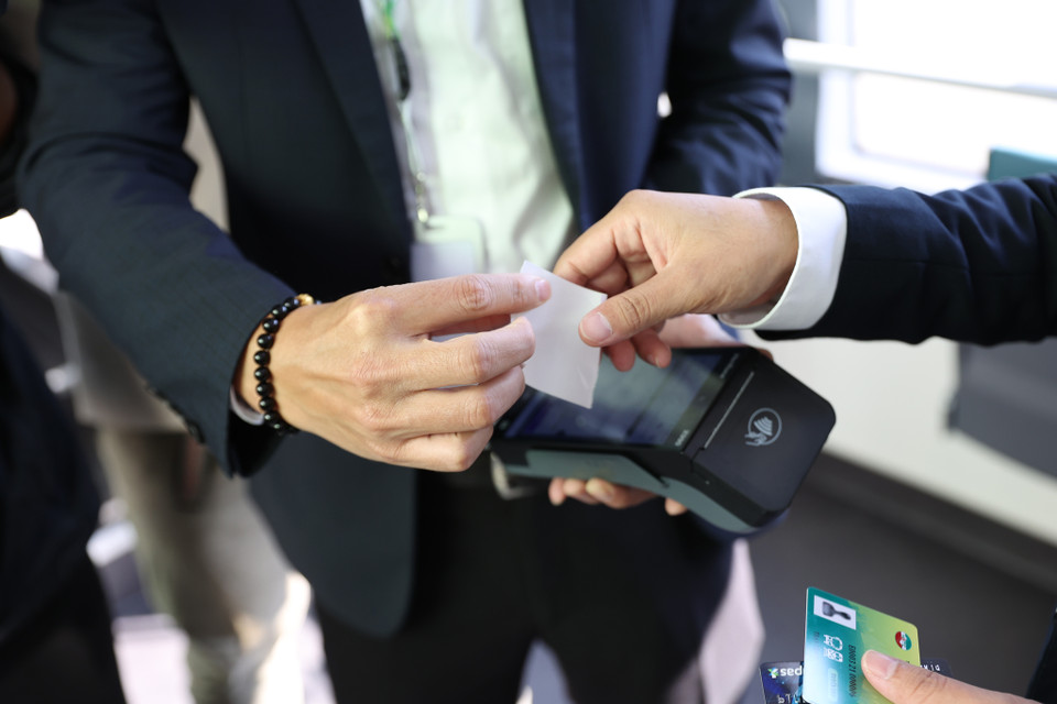 VinBus áp dụng chính sách giá vé chung của các tuyến buýt thành phố, giá vé lượt từ 7.000-9.000 đồng. Vé tháng từ 55.000-200.000 đồng; miễn phí cho người cao tuổi, người có công, người khuyết tật, trẻ em dưới 6 tuổi, người thuộc hộ nghèo... (Ảnh: Hoài Nam/Vietnam+)