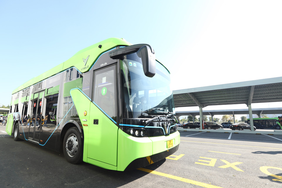Ông Lê Khắc Hiệp, Phó Chủ tịch Tập Đoàn Vingroup cho biết: 'Trong năm 2022, chúng tôi sẽ tiếp tục mở thêm các tuyến xe buýt điện để kết nối với hệ thống vận tải hành khách công cộng chung của thành phố, phục vụ đông đảo người dân hơn nữa.’ (Ảnh: Hoài Nam/Vietnam+)