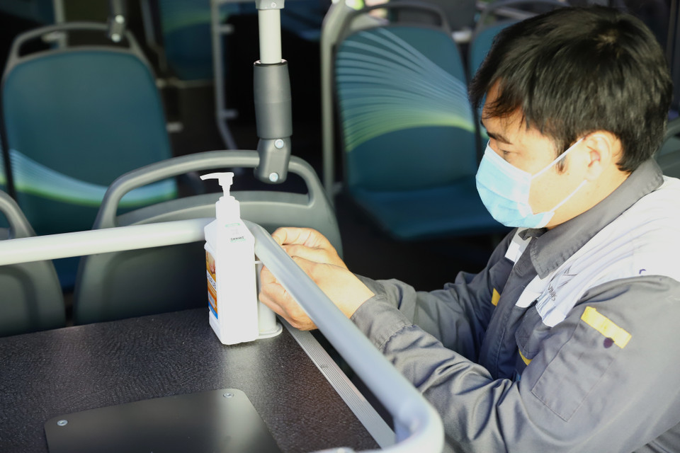 Tất cả các xe đều được trang bị lọ khử khuẩn cho khách hàng. (Ảnh: Hoài Nam/Vietnam+)