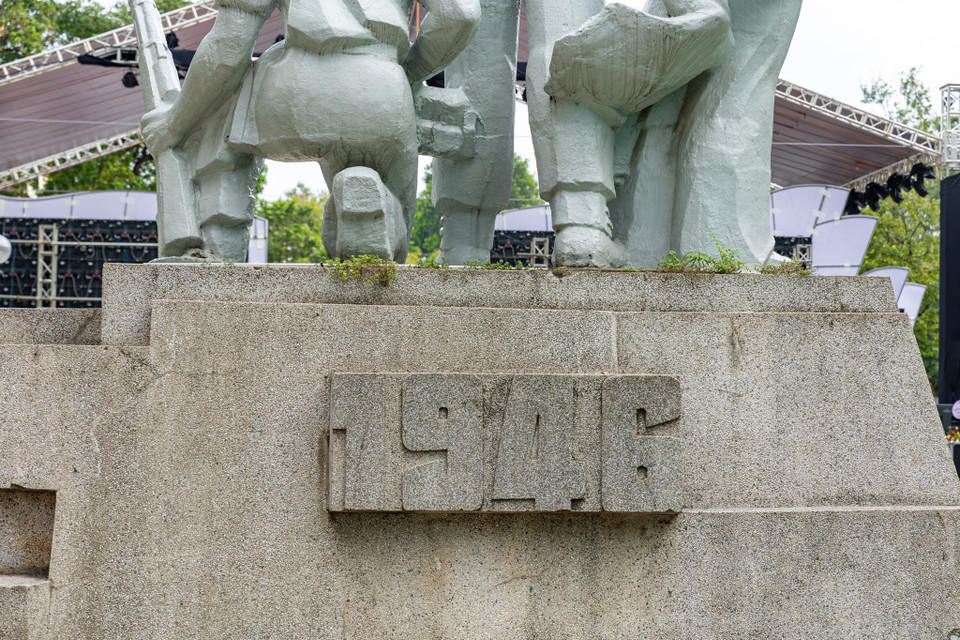 Ba hình tượng đều được thể hiện với tính chiến đấu cao, là đại diện cho ba lực lượng tham gia cuộc Toàn quốc kháng chiến ở Hà Nội cuối năm 1946 đầu năm 1947.