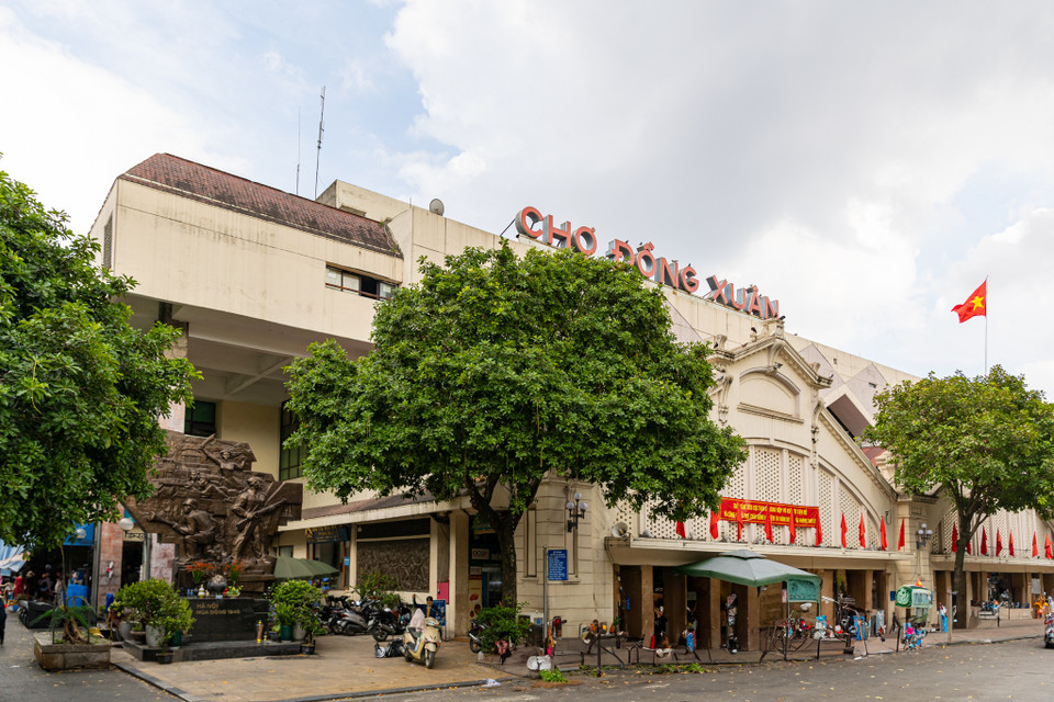 Chợ Đồng Xuân là một trong những trung tâm thương mại truyền thống lớn nhất Hà Nội có tuổi đời hơn 100 năm, công trình này gắn liền với chiến tích oai hùng của quân dân Thủ đô những ngày đầu nổ ra cuộc kháng chiến chống thực dân Pháp xâm lược. Mặc dù chợ Đồng Xuân hiện tại là một khu thương mại lớn, náo nhiệt và hiện đại, bức phù điêu vẫn là một phần lịch sử sống động, nhắc nhở thế hệ sau về những hy sinh lớn lao trong cuộc chiến bảo vệ thủ đô.