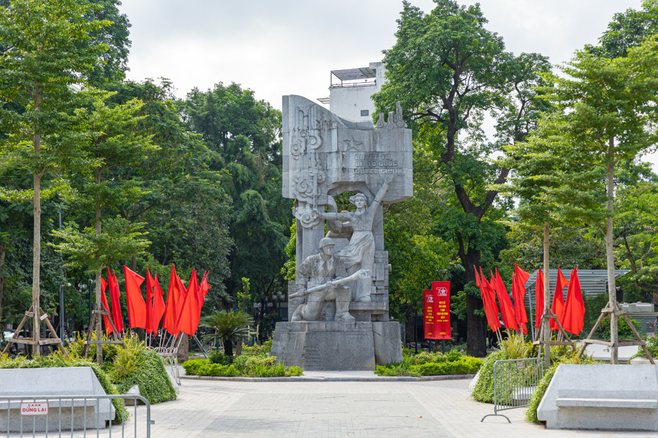 Tượng đài "Quyết tử để Tổ quốc quyết sinh" tại vườn hoa Vạn Xuân (vườn hoa Hàng Đậu) khánh thành ngày 22/12/2004 sau 90 ngày thi công. Tượng đài được ghép từ 34 khối đá, tổng chiều cao 9,7m, nặng hơn 300 tấn, làm theo mẫu phác thảo của nhà điêu khắc Vũ Đại Bình và họa sĩ Mai Văn Kế.