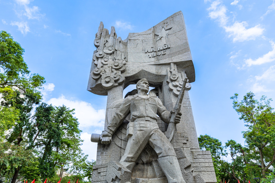 Những tượng đài ấy không chỉ là kỷ niệm, mà còn là niềm tự hào, là lời nhắc nhở thế hệ trẻ về trách nhiệm với quê hương, đất nước.