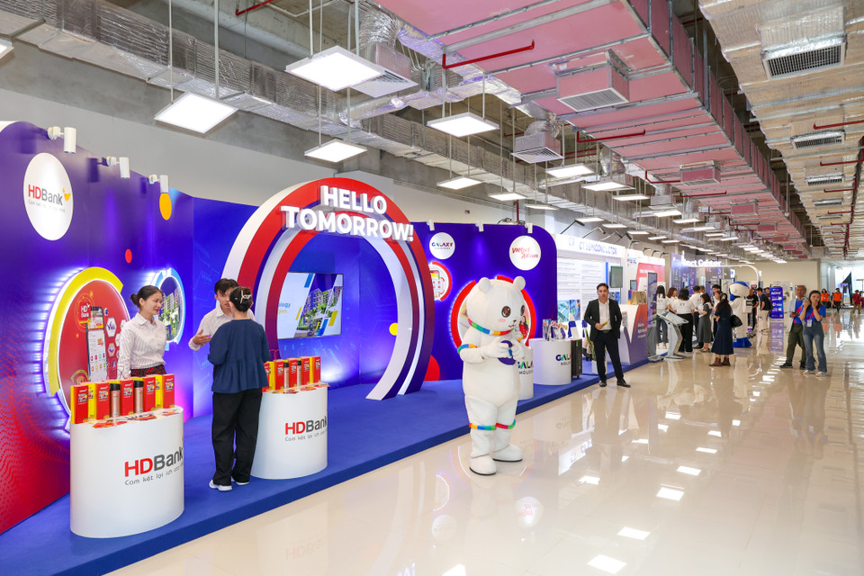 Sự kiện thu hút hàng trăm gian hàng từ các doanh nghiệp, đại học, viện nghiên cứu trong và ngoài nước, thuộc nhiều lĩnh vực như công nghệ, y tế, nông nghiệp, trong đó nổi bật là hơn 70 gian hàng về công nghệ. (Ảnh: Minh Sơn/Vietnam+)